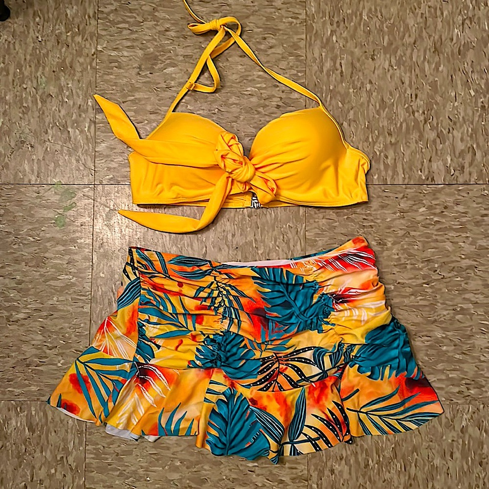 Lovely Yellow and Tropical Leaf Print Two Piece Bathing Suit 🍃 ☀️